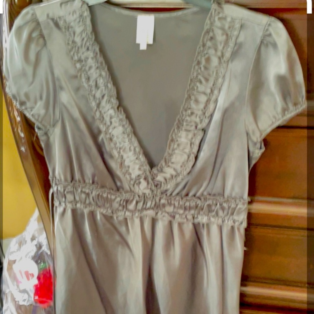 Rue21 Stretch short sleeve Blouse, ruffled details w/v-neck neckline.‎
